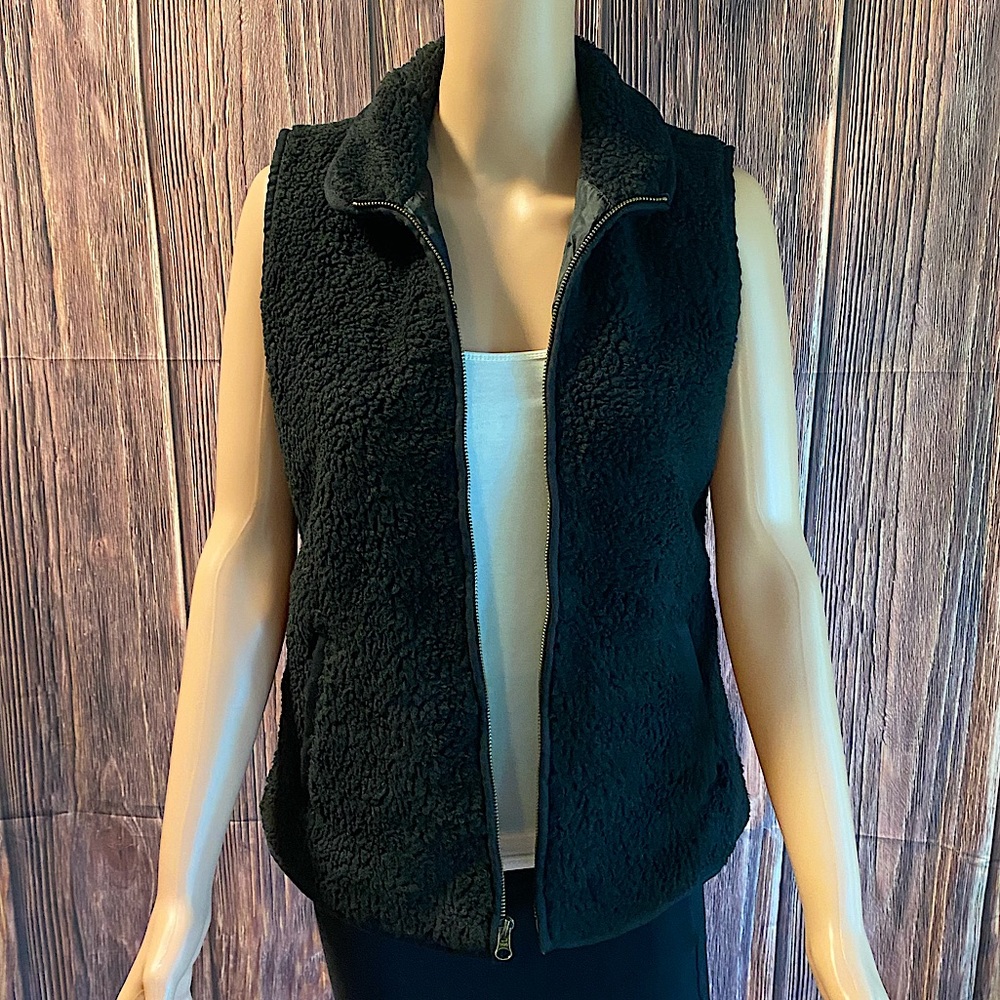 Old Navy size small black sherpa boho contemporary basic zip up vest